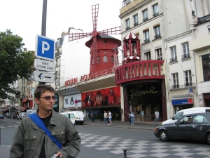Ziua dinaintea plecării, în Pigale. În fundal, pentru curioşi, Moulin Rouge. The original.